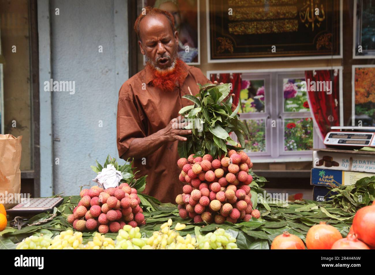 Dhaka, Bangladesh. Il venditore del Bangladesh vende frutta su un mercato di strada a Dhaka, Bangladesh, il 25 maggio 2023. Il Bangladesh importa circa 1,58 milioni di chilogrammi Foto Stock