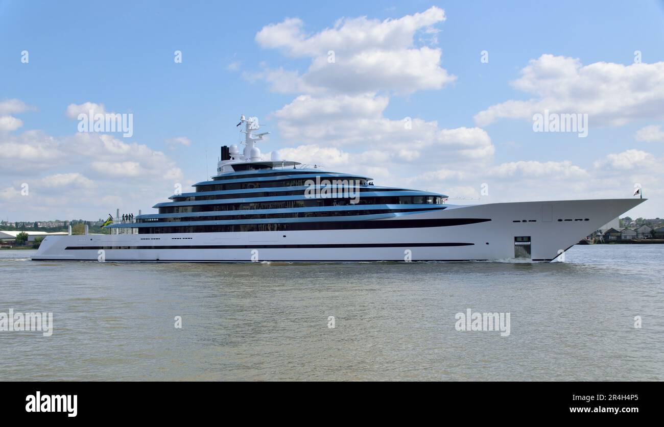 Superyacht KAOS, di proprietà di Nancy Walton Laurie, visto sul Tamigi come arriva a Londra Foto Stock