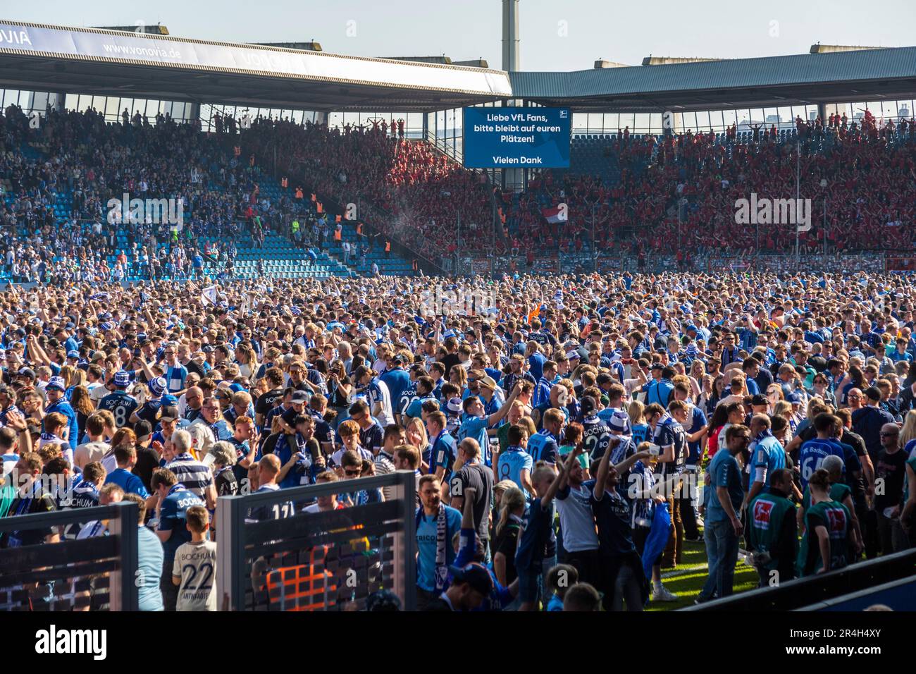 Sport, calcio, Bundesliga, 2022/2023, VfL Bochum vs. Bayer 04 Leverkusen 3-0, Vonovia Ruhr Stadium, divertimento ed entusiasmo, i tifosi di Bochum tempesta il campo e festeggia il soggiorno in campionato, i REGOLAMENTI DFL VIETANO QUALSIASI USO DI FOTOGRAFIE COME SEQUENZE DI IMMAGINI E/O QUASI-VIDEO Foto Stock