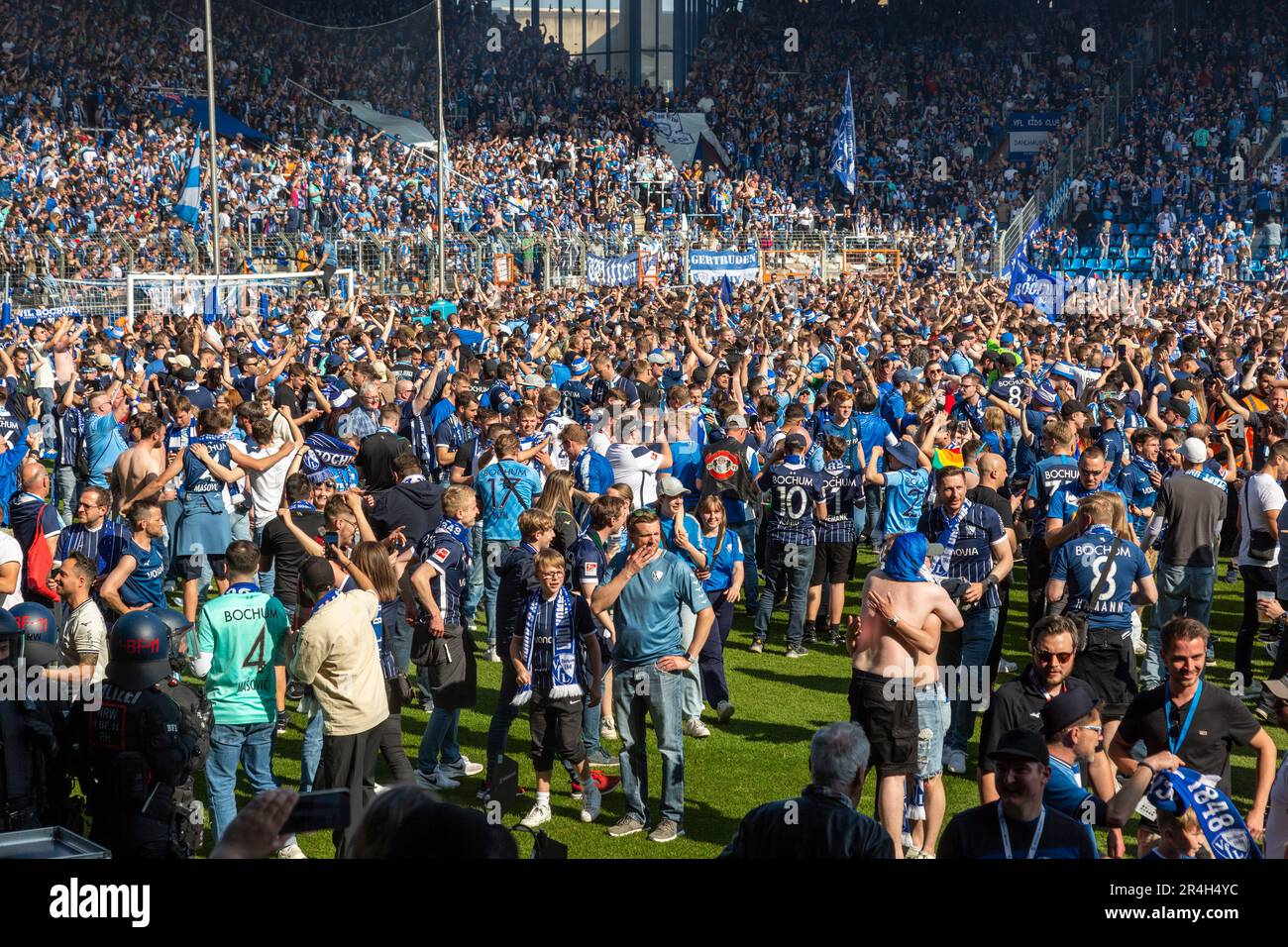 Sport, calcio, Bundesliga, 2022/2023, VfL Bochum vs. Bayer 04 Leverkusen 3-0, Vonovia Ruhr Stadium, divertimento ed entusiasmo, i tifosi di Bochum tempesta il campo e festeggia il soggiorno in campionato, i REGOLAMENTI DFL VIETANO QUALSIASI USO DI FOTOGRAFIE COME SEQUENZE DI IMMAGINI E/O QUASI-VIDEO Foto Stock
