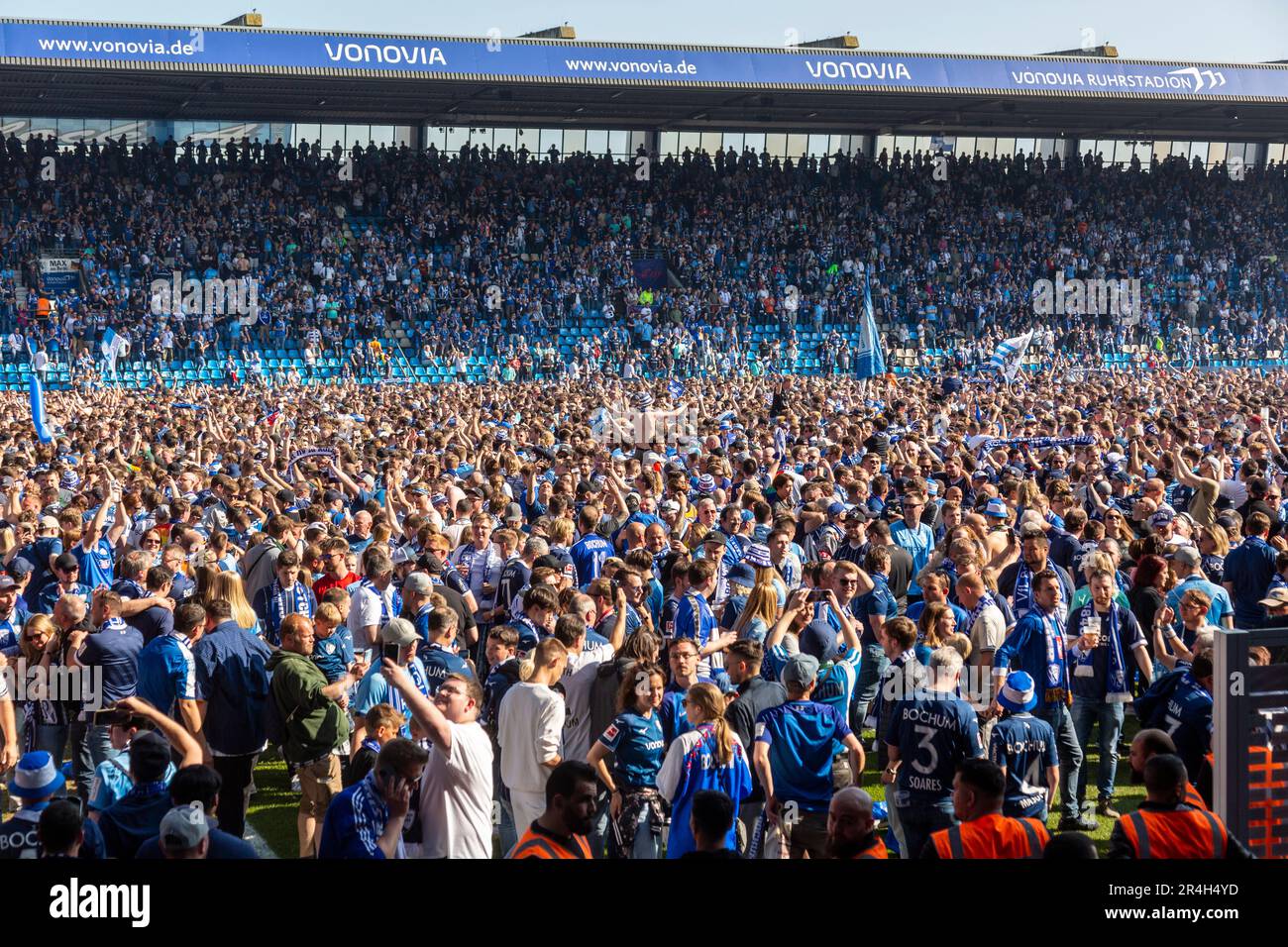 Sport, calcio, Bundesliga, 2022/2023, VfL Bochum vs. Bayer 04 Leverkusen 3-0, Vonovia Ruhr Stadium, divertimento ed entusiasmo, i tifosi di Bochum tempesta il campo e festeggia il soggiorno in campionato, i REGOLAMENTI DFL VIETANO QUALSIASI USO DI FOTOGRAFIE COME SEQUENZE DI IMMAGINI E/O QUASI-VIDEO Foto Stock
