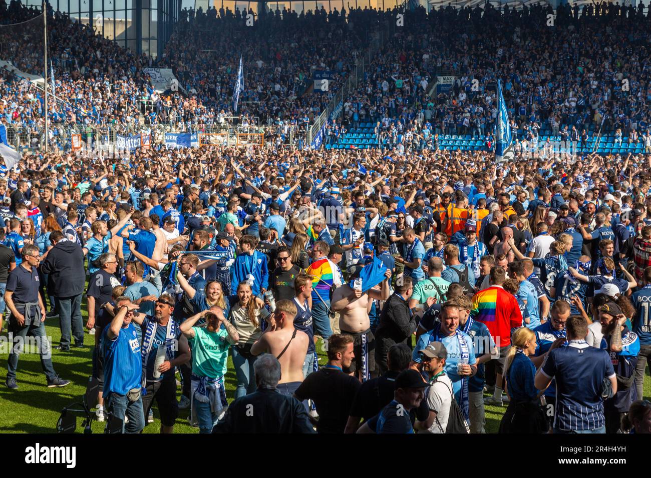 Sport, calcio, Bundesliga, 2022/2023, VfL Bochum vs. Bayer 04 Leverkusen 3-0, Vonovia Ruhr Stadium, divertimento ed entusiasmo, i tifosi di Bochum tempesta il campo e festeggia il soggiorno in campionato, i REGOLAMENTI DFL VIETANO QUALSIASI USO DI FOTOGRAFIE COME SEQUENZE DI IMMAGINI E/O QUASI-VIDEO Foto Stock
