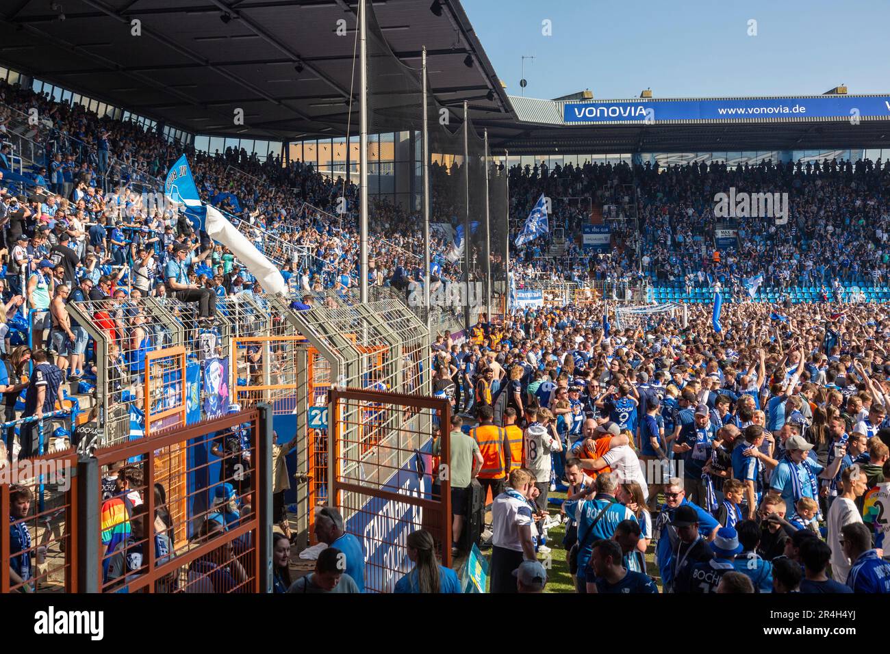 Sport, calcio, Bundesliga, 2022/2023, VfL Bochum vs. Bayer 04 Leverkusen 3-0, Vonovia Ruhr Stadium, divertimento ed entusiasmo, i tifosi di Bochum tempesta il campo e festeggia il soggiorno in campionato, i REGOLAMENTI DFL VIETANO QUALSIASI USO DI FOTOGRAFIE COME SEQUENZE DI IMMAGINI E/O QUASI-VIDEO Foto Stock