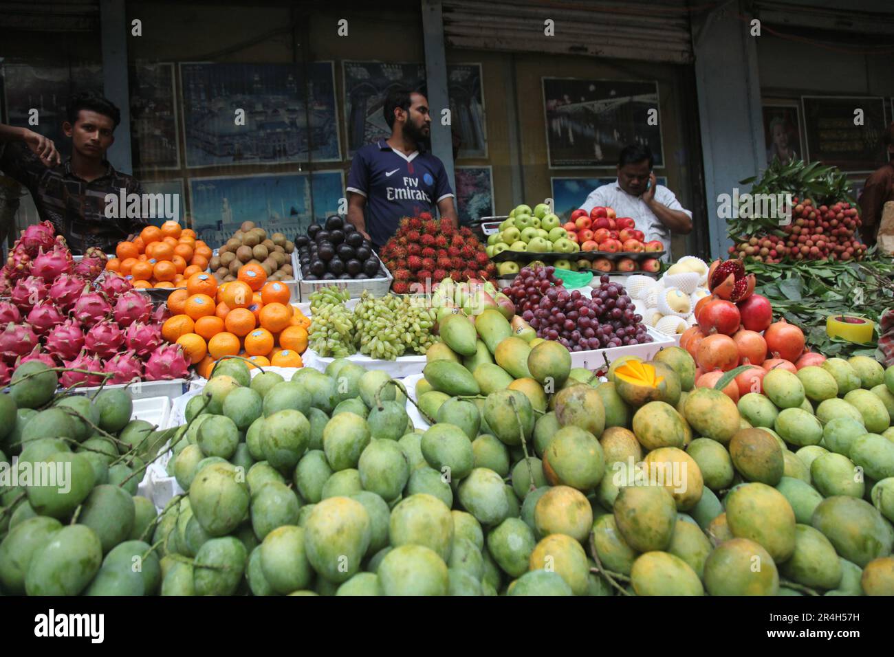 Dhaka, Bangladesh. Il venditore del Bangladesh vende frutta su un mercato di strada a Dhaka, Bangladesh, il 25 maggio 2023. Il Bangladesh importa circa 1,58 milioni di chilogrammi Foto Stock
