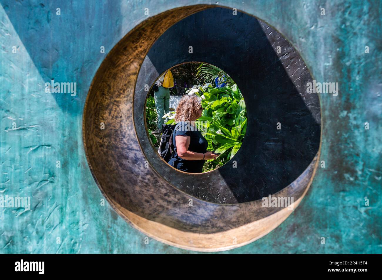 Quattro-Square (passeggiata attraverso) 1966. Bronze - il Museo Barbara Hepworth e il Giardino delle sculture, opera del Tate St Ives. Tempo soleggiato per il fine settimana di vacanza in banca a St Ives. Foto Stock