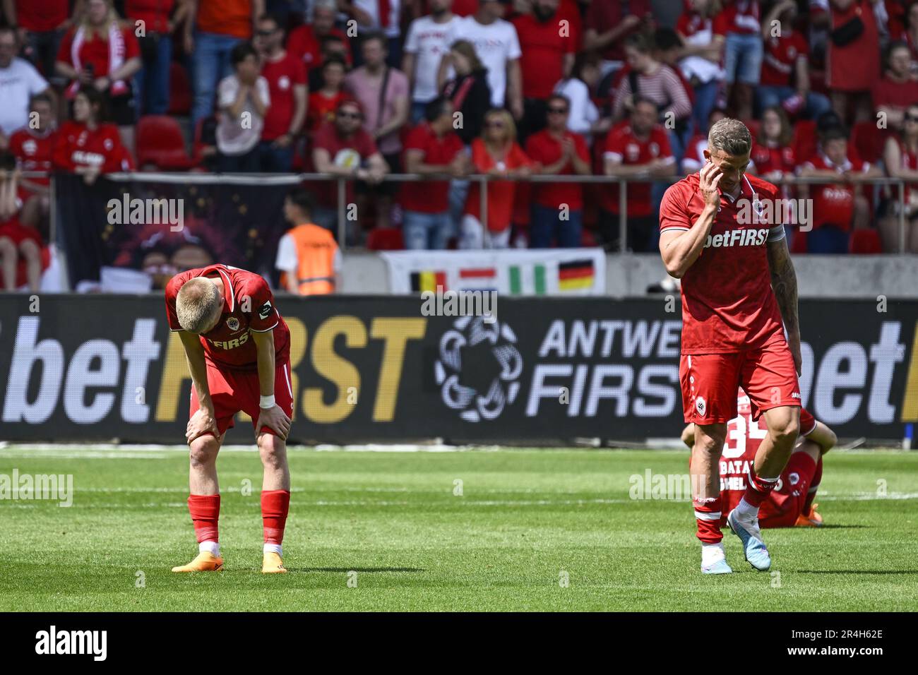 Anversa, Belgio. 28th maggio, 2023. Arthur Vermeeren di Anversa e Toby Alderweirld di Anversa mostrano la sconfitta dopo una partita di calcio tra il Royal Antwerp FC RAFC e Royale Union Saint-Gilloise, domenica 28 maggio 2023 ad Anversa, il 5° giorno dei play-off dei campioni nella prima divisione del campionato belga della 'Jupiler Pro League'. BELGA PHOTO TOM GOYVAERTS Credit: Agenzia Notizie Belga/Alamy Live News Foto Stock