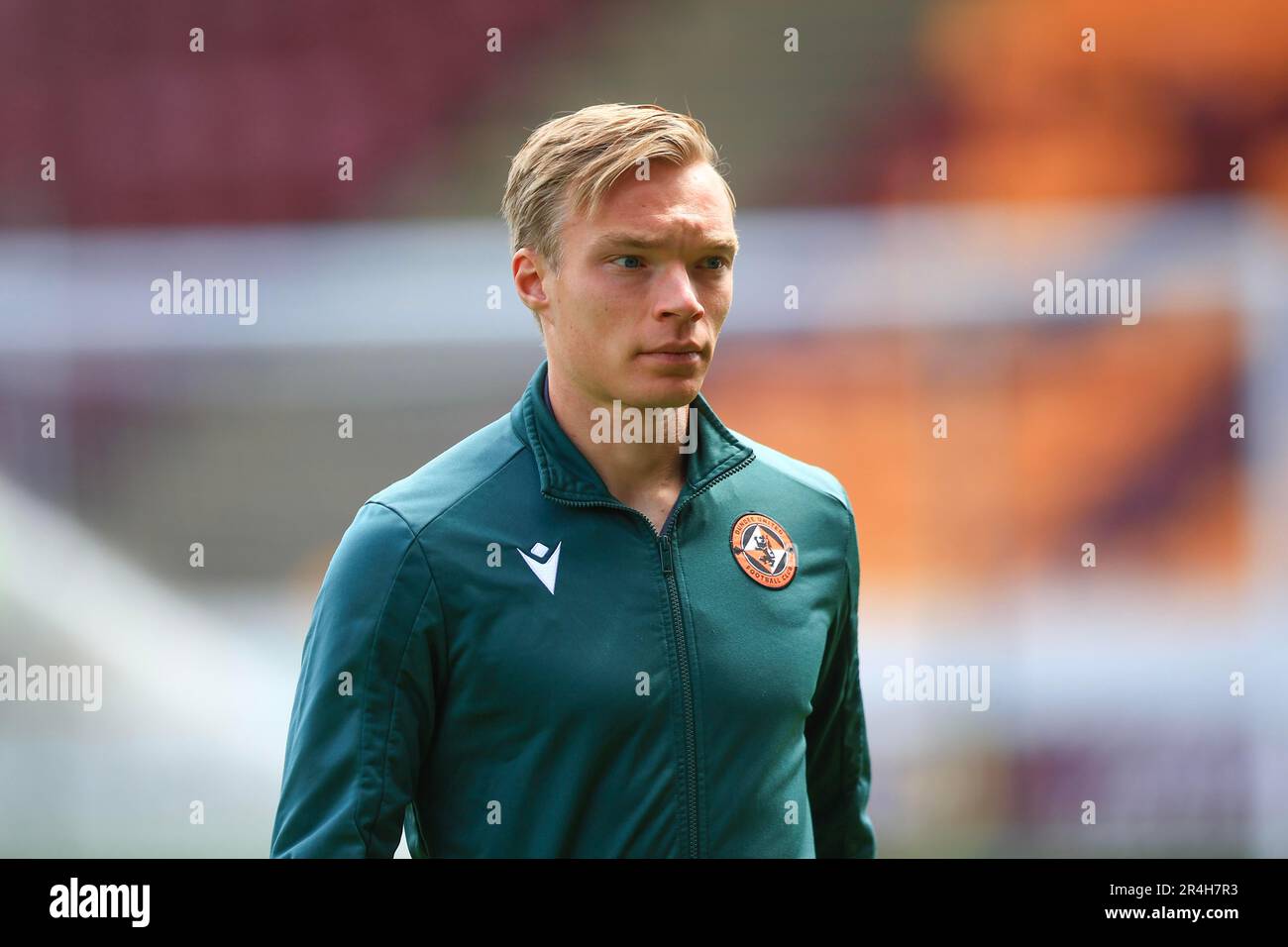 Motherwell, Scozia, Regno Unito. Motherwell, Regno Unito. 28th maggio 2023; Fir Park, Motherwell, Scozia: Scottish Premiership Football, Motherwell contro Dundee United; Ilmari Niskanen di Dundee United ispeziona il campo prima della partita credito: Action Plus Sports Images/Alamy Live News Credit: Action Plus Sports Images/Alamy Live News Foto Stock