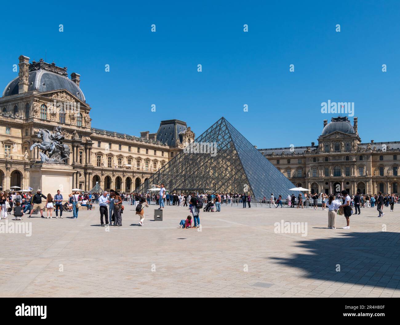 Cielo blu al Museo del Louvre Foto Stock