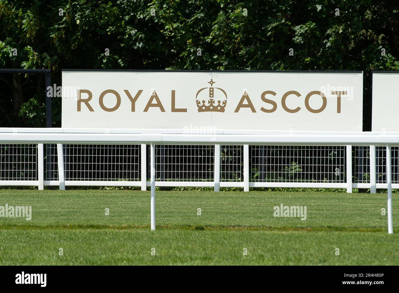 Ascot, Berkshire, Regno Unito. 28th maggio, 2023. Con soli 22 giorni di tempo fino a Royal Ascot, i preparativi sono in corso presso l'ippodromo di Ascot per Royal Ascot il mese prossimo. Il totale del prizefund di Ascot per Royal Ascot quest'anno è stato riferito essere di £9.520.000. Questo sarà il primo anno a Royal Ascot dal passaggio della defunto Regina Elisabetta II Credit: Maureen McLean/Alamy Live News Foto Stock
