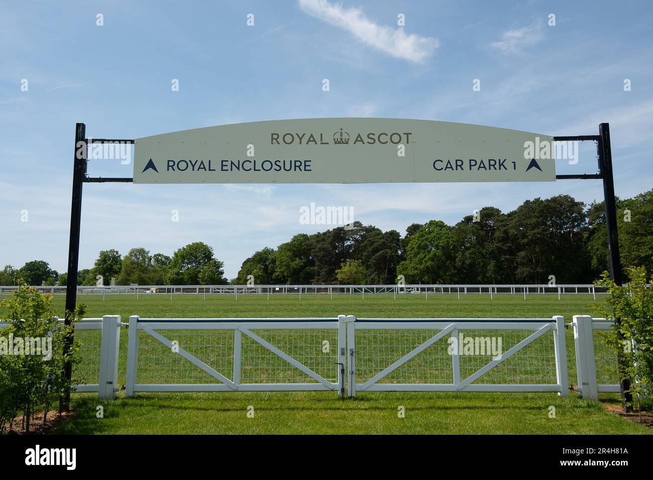 Ascot, Berkshire, Regno Unito. 28th maggio, 2023. Con soli 22 giorni di tempo fino a Royal Ascot, i preparativi sono in corso presso l'ippodromo di Ascot per Royal Ascot il mese prossimo. Il totale del prizefund di Ascot per Royal Ascot quest'anno è stato riferito essere di £9.520.000. Questo sarà il primo anno a Royal Ascot dal passaggio della defunto Regina Elisabetta II Credit: Maureen McLean/Alamy Live News Foto Stock
