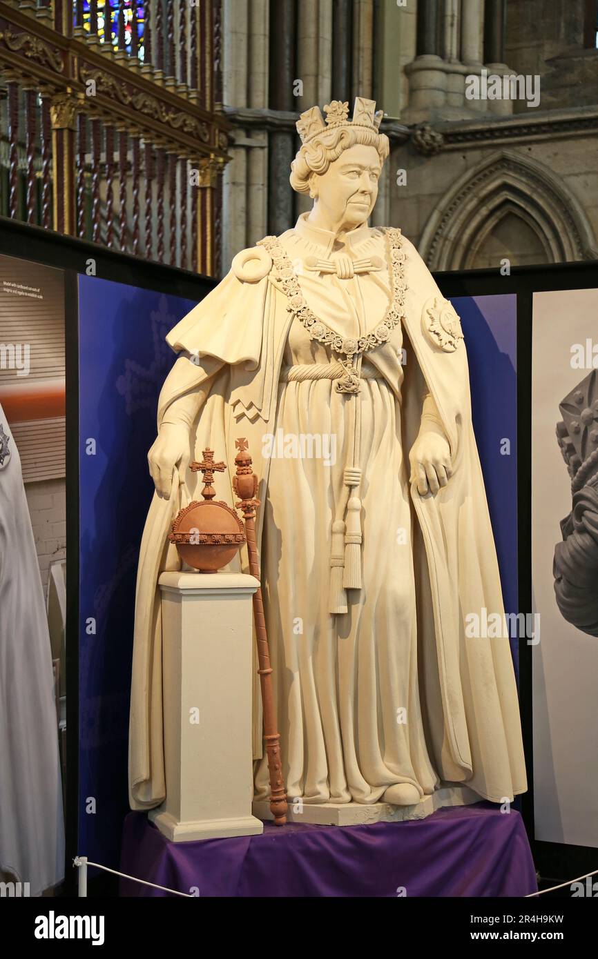 Modello dello scultore della nuova statua per West Facade, York Minster, Minster Yard, York, North Yorkshire, Inghilterra, Gran Bretagna, Regno Unito, Europa Foto Stock