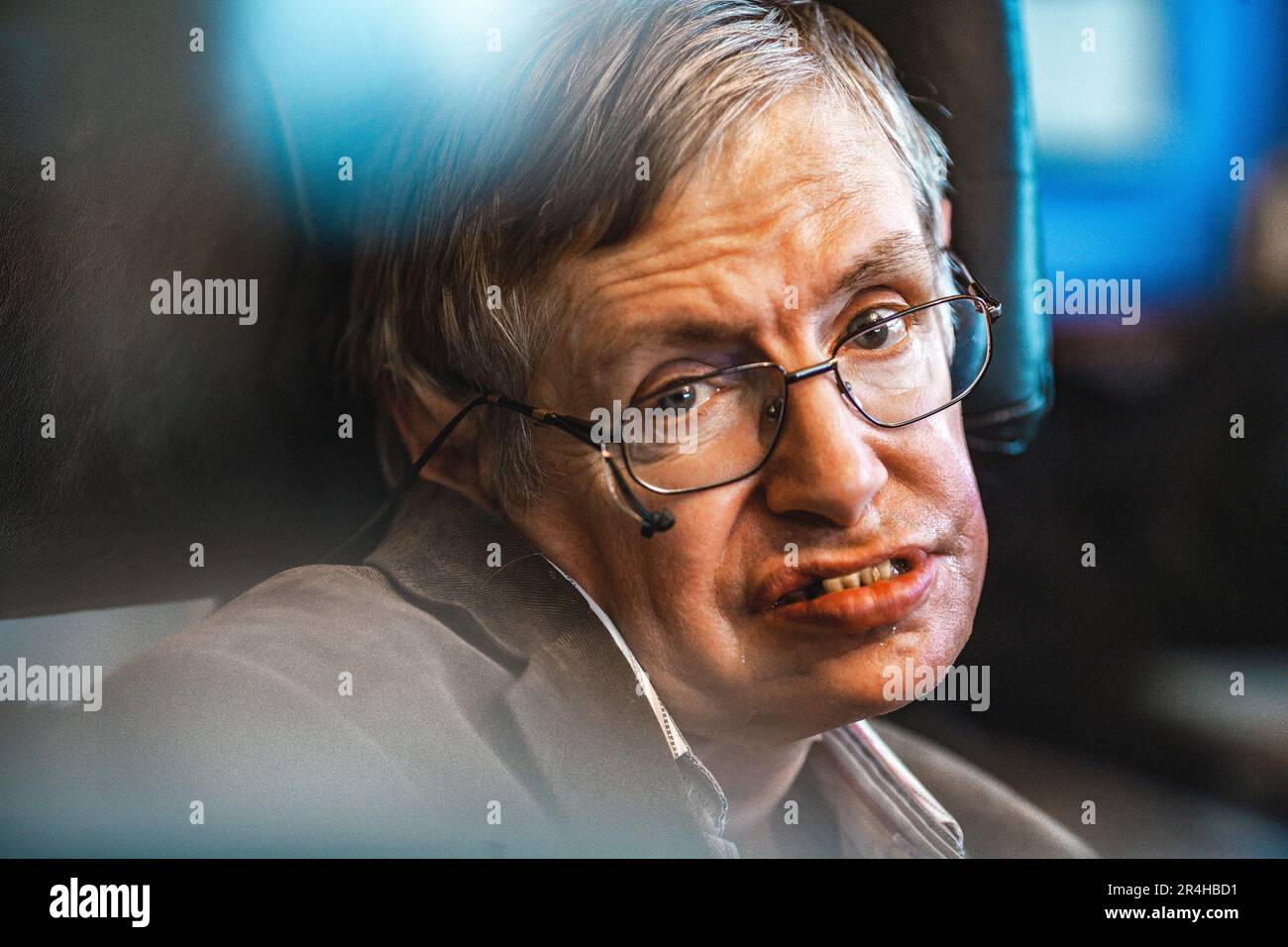 Stephen Hawking è l'ex professore Lucasiano di Matematica all'Università di Cambridge e autore di Una breve storia del tempo che è stato un inte Foto Stock