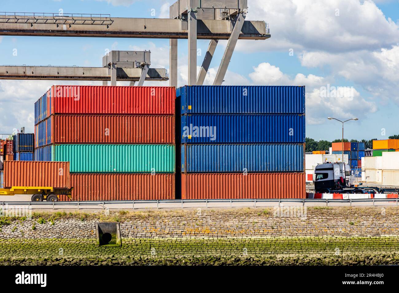 Logistics Containers al porto di Rotterdam, Paesi Bassi. Gru di scarico carico industriale Foto Stock