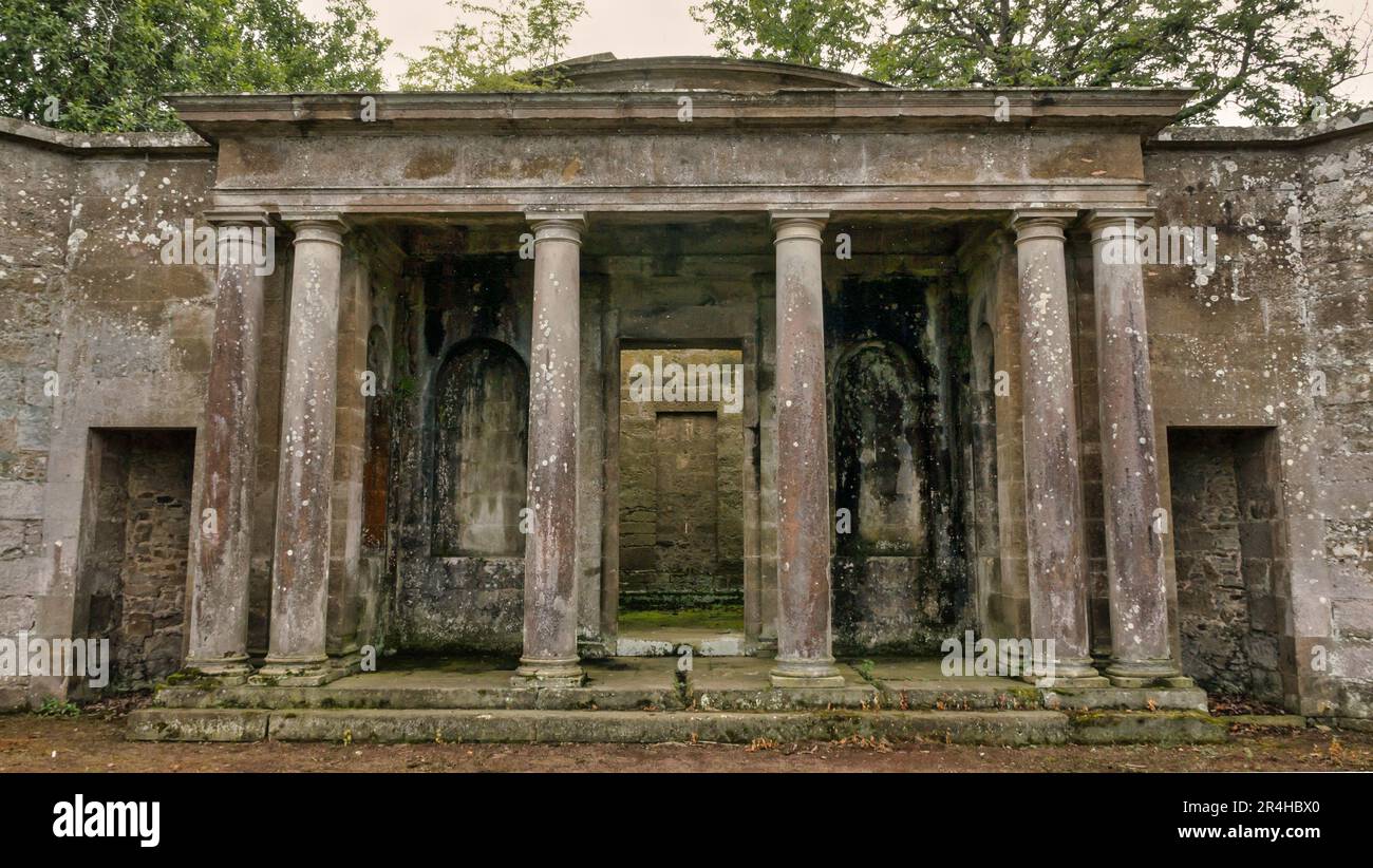 Grande mausoleo colonnato decadente, 18th ° secolo Amisfield Walled Garden, Haddington, East Lothian, Scozia, Regno Unito Foto Stock