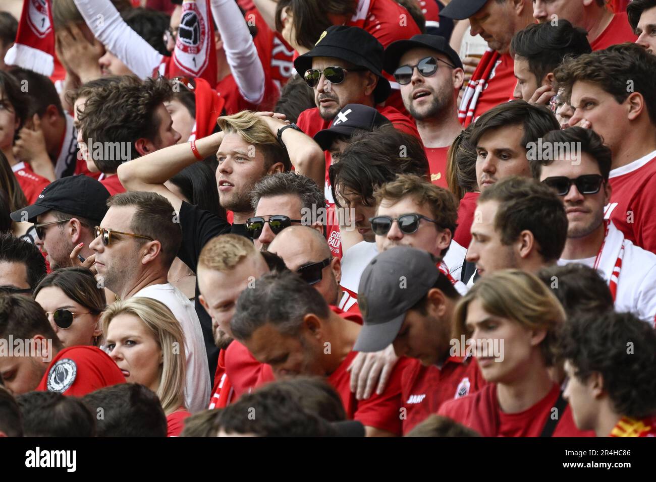 Anversa, Belgio. 28th maggio, 2023. I tifosi di Anversa mostrano la sconfitta dopo una partita di calcio tra il Royal Antwerp FC RAFC e Royale Union Saint-Gilloise, domenica 28 maggio 2023 ad Anversa, il giorno 5 dei play-off dei campioni nella prima divisione del campionato belga della 'Jupiler Pro League'. BELGA PHOTO TOM GOYVAERTS Credit: Agenzia Notizie Belga/Alamy Live News Foto Stock