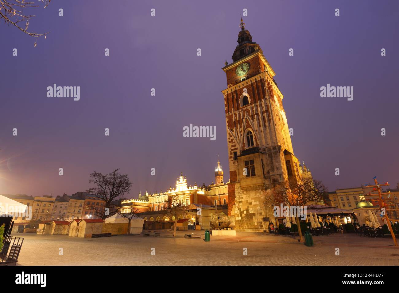 Immagine notturna della Torre del Municipio e del Coperto, Piazza del mercato, Cracovia, Polonia, Europa Foto Stock
