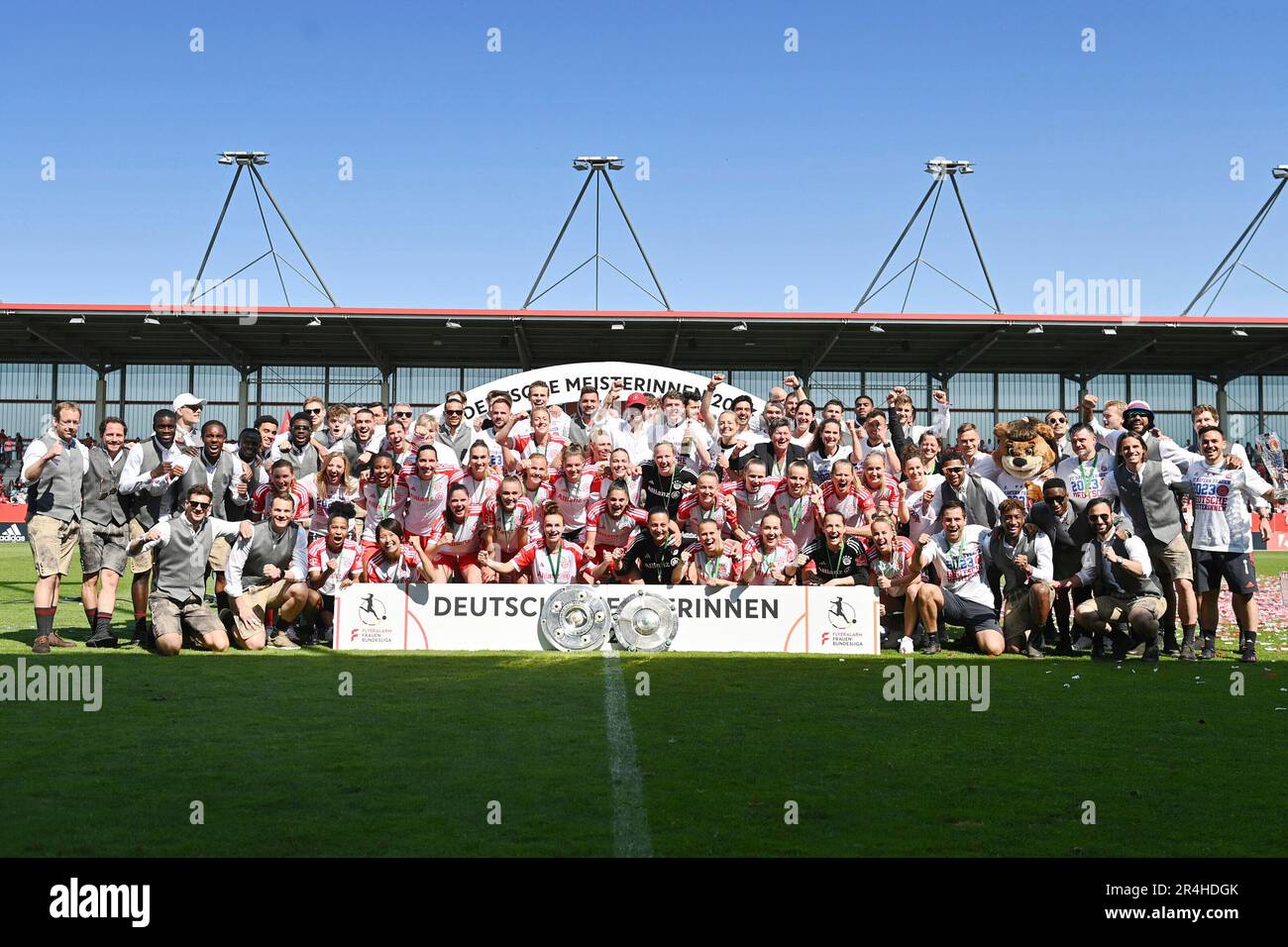 Monaco, Germania. 28th maggio, 2023. Cerimonia di premiazione, foto di squadra, squadra, squadra, foto di squadra con i professionisti, squadra maschile foto di gruppo grassa con bocce, bocce da campionato. Campione tedesco, campionato. Stagione 2022/2023, 22nd giorno di festa, matchday22, FC Bayern Monaco - turbina Potsdam 11-1 il 28th maggio 2023 FC Bayern Campus. ? Credit: dpa/Alamy Live News Foto Stock