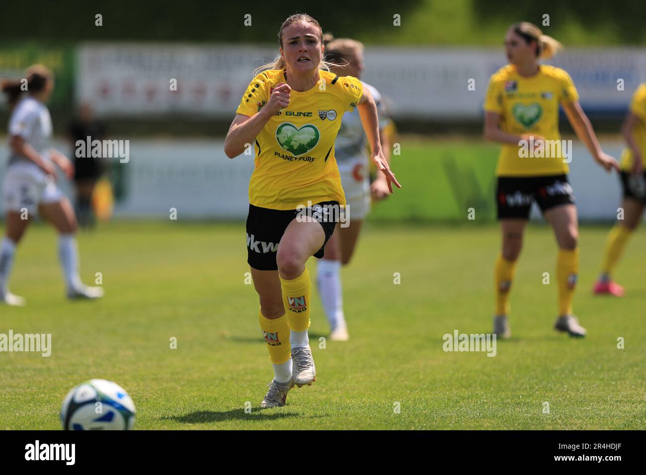 Julia Kofler (19 Altach) insegue la palla durante la partita pianeta pura Frauen Bundesliga USV Neulengbach vs SCR Altach a Wienerwald Stadion Neulengbach (Tom Seiss/ SPP) Credit: SPP Sport Press Photo. /Alamy Live News Foto Stock