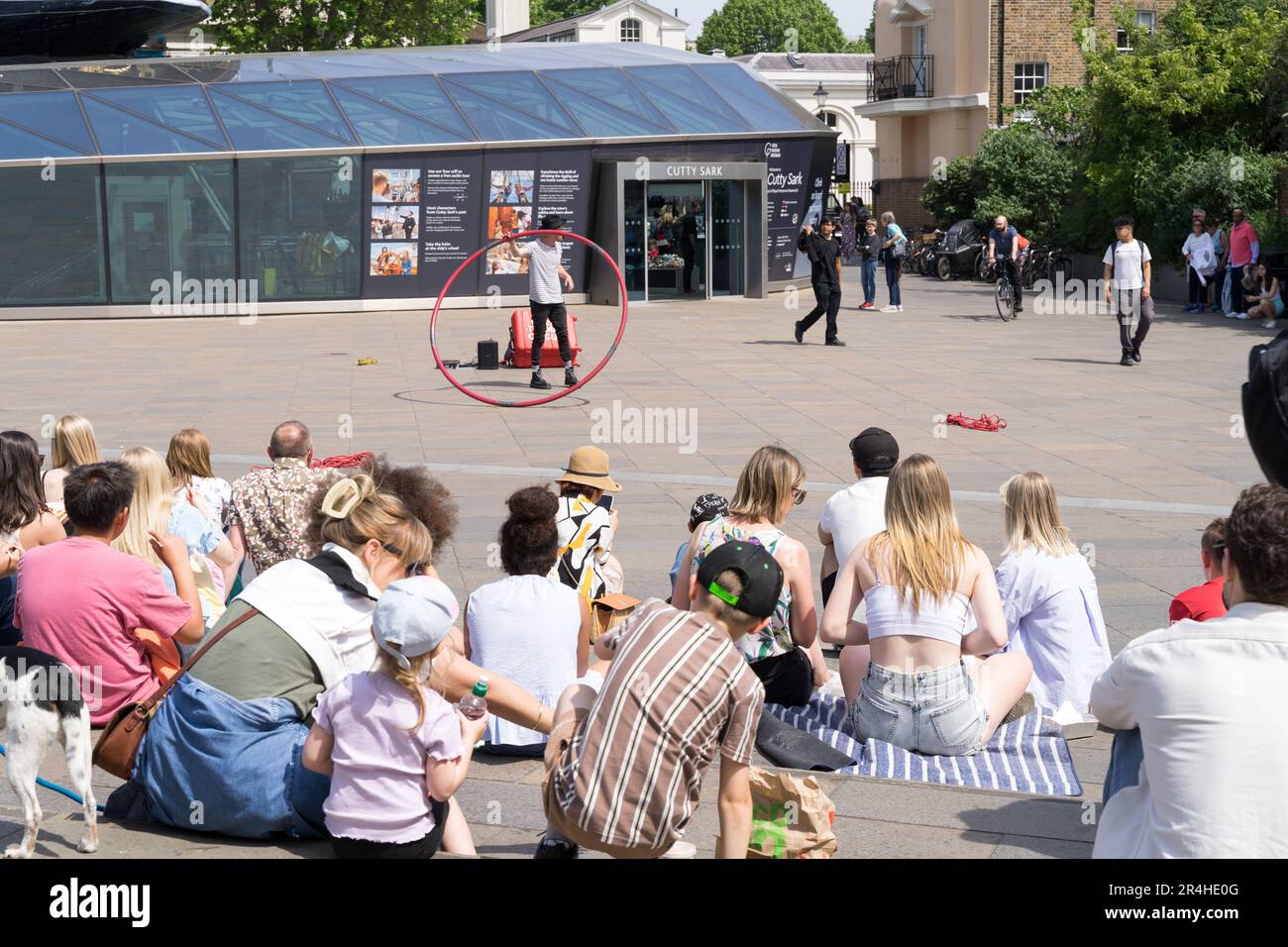 Greenwich, Londra, Regno Unito. 27th maggio 2023. Meteo nel Regno Unito. Folle di turisti a Cutty Sark London in un sabato molto soleggiato e caldo, con un'onda di caldo alle prime ore dell'estate. Credit: Xiu Bao/Alamy Live News Foto Stock