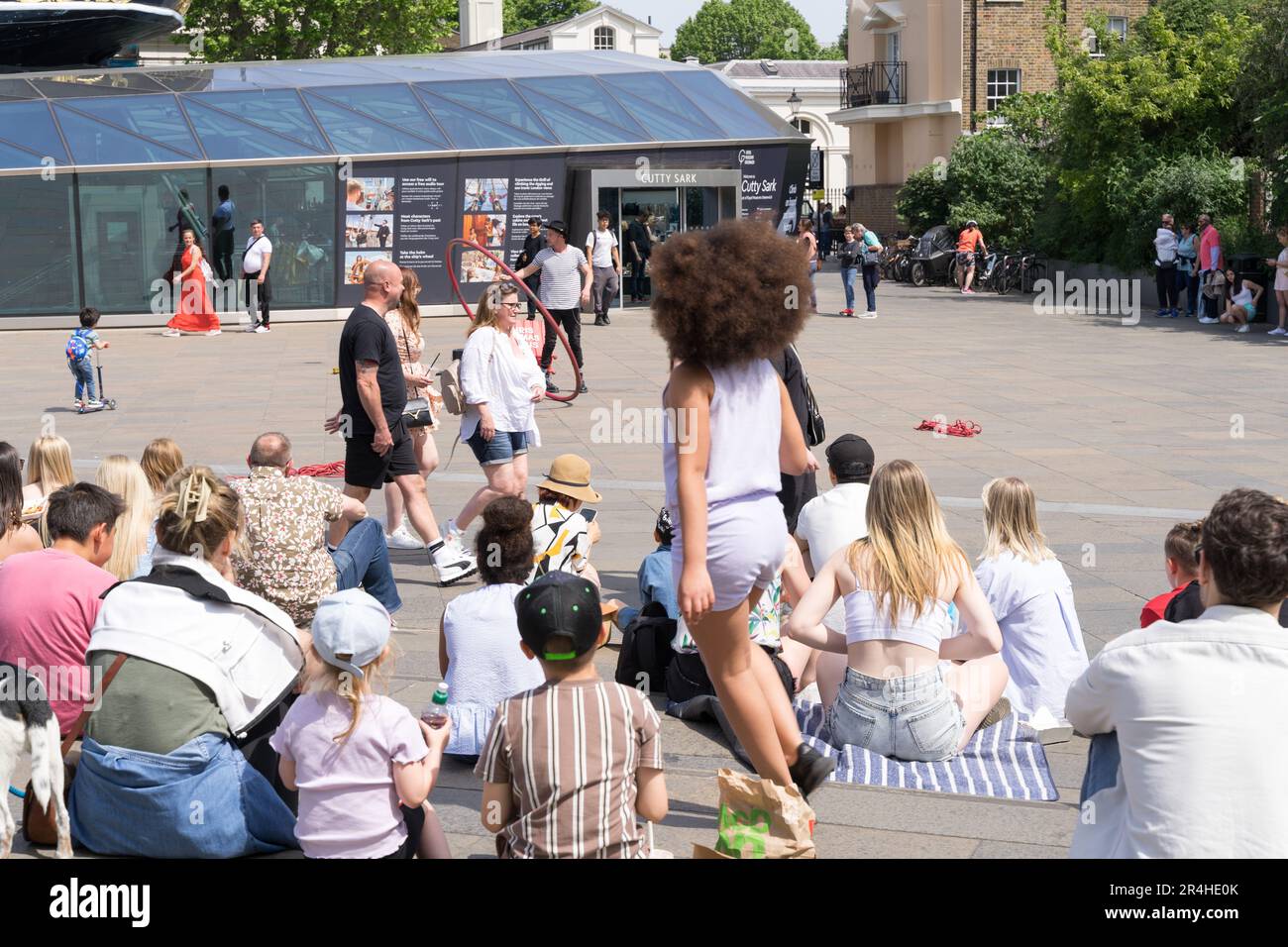 Greenwich, Londra, Regno Unito. 27th maggio 2023. Meteo nel Regno Unito. Folle di turisti a Cutty Sark London in un sabato molto soleggiato e caldo, con un'onda di caldo alle prime ore dell'estate. Credit: Xiu Bao/Alamy Live News Foto Stock