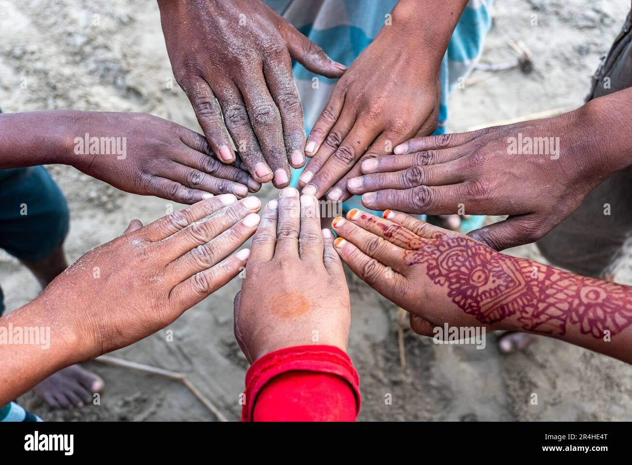 Un gruppo di mani si toccano a vicenda come una seance. Le mani dei bambini insieme Foto Stock