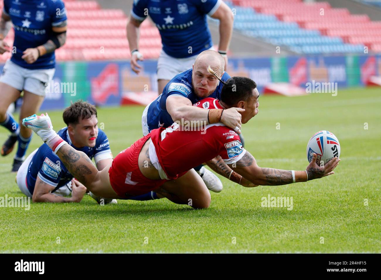 Ken Sio di Salford Reds passa la palla mentre viene affrontato durante la partita della Betfred Super League all'AJ Bell Stadium di Salford. Data immagine: Domenica 28 maggio 2023. Foto Stock