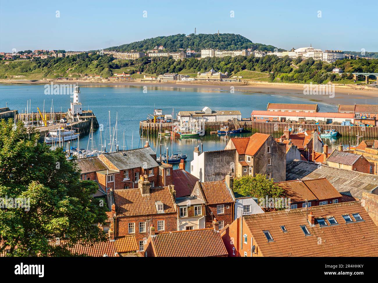 Vista sopraelevata sulla città e sul porto di Scarborough. Scarborough North, Yorkshire, Inghilterra Foto Stock