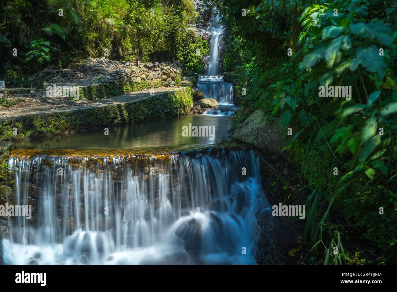 Lunga foto di esposizione delle cascate di Tirto weni situate a Ungaran, Giava Centrale, Indonesia. Fotografia di paesaggio. Foto Stock