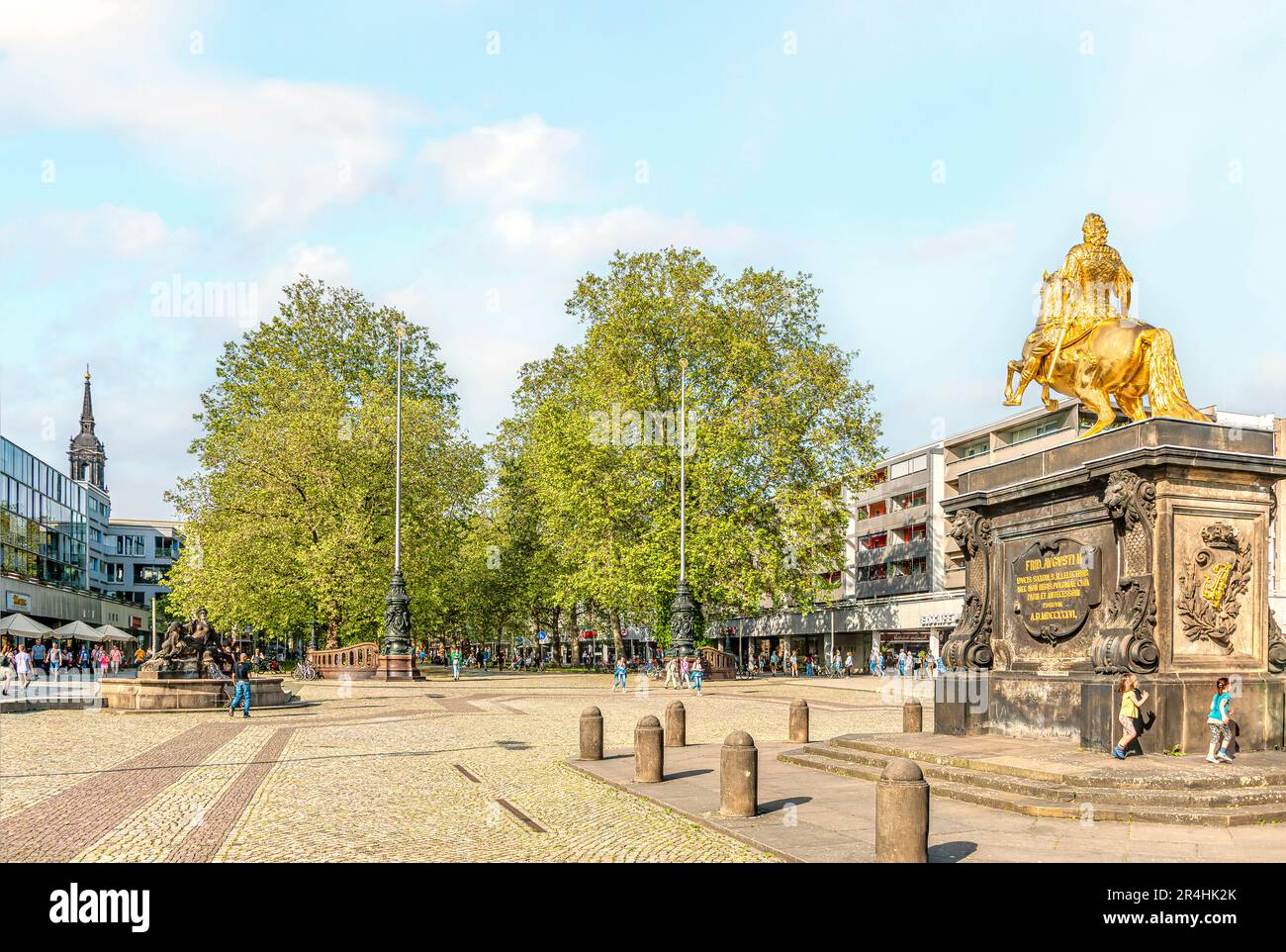 Albertplatz a Dresda Neustadt con la statua d'oro di agosto il forte, Sassonia, Germania Foto Stock