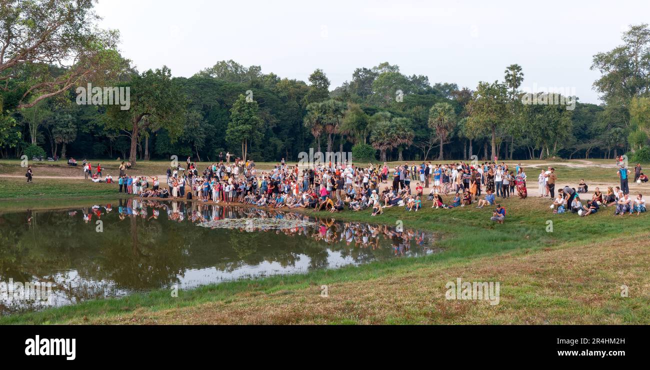 Siem Reap, Cambogia, dicembre 2018. Una grande folla di turisti vicino al laghetto al mattino. Foto Stock