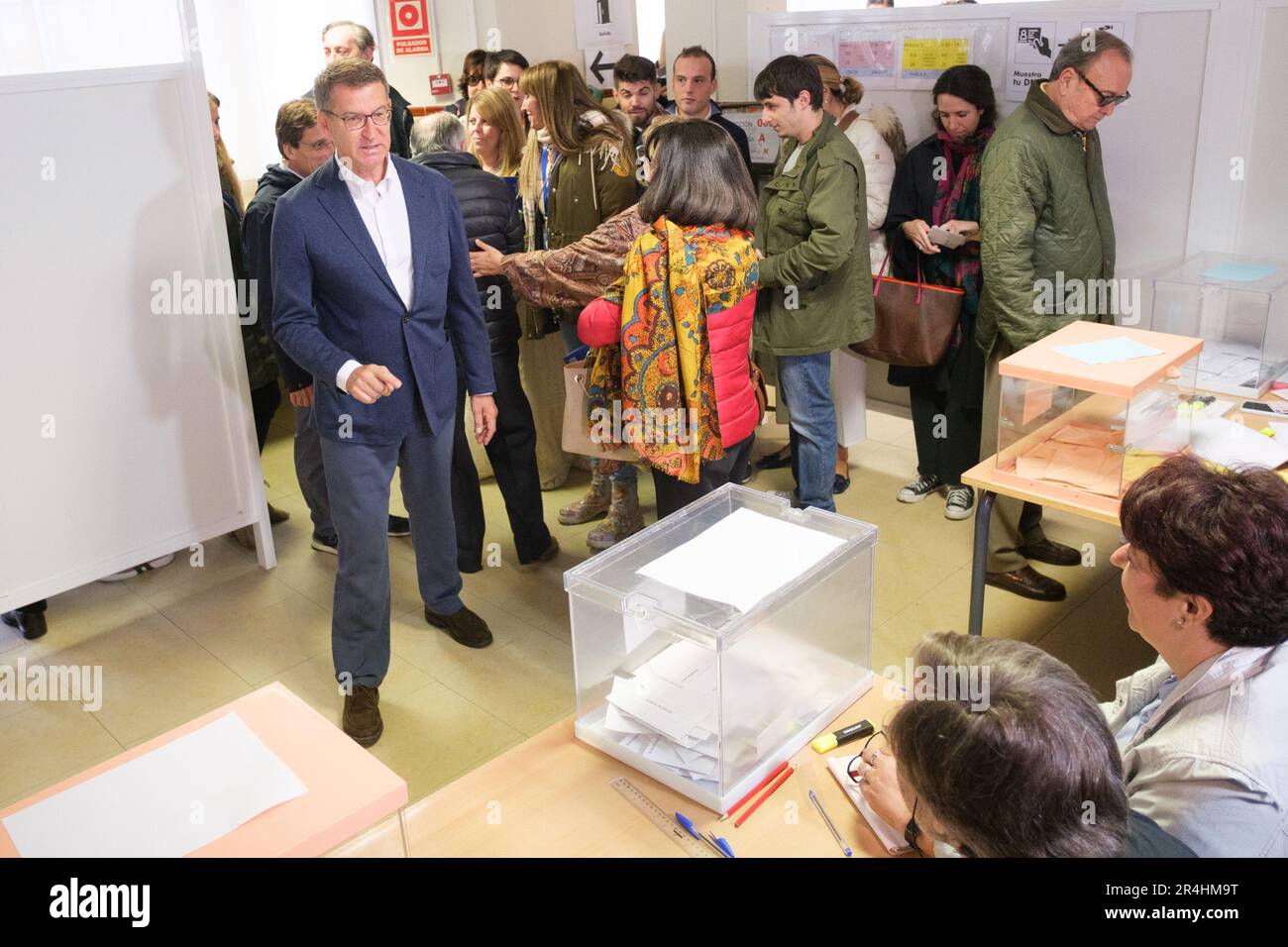 Madrid, Spagna. 28th maggio, 2023. Presidente del Partito popolare (PP), Alberto Nuñez Feijoo si prepara a votare presso il seggio della Scuola Ramiro de Maeztu durante le elezioni comunali spagnole del 2023. Oggi, nel 28M, si tengono elezioni comunali in un totale di 8.131 consigli comunali e elezioni regionali in 12 comunità autonome. Nelle elezioni comunali 35.414.655 votanti potranno votare e nelle elezioni autonome 18.382.505 votanti potranno votare. Credit: SOPA Images Limited/Alamy Live News Foto Stock