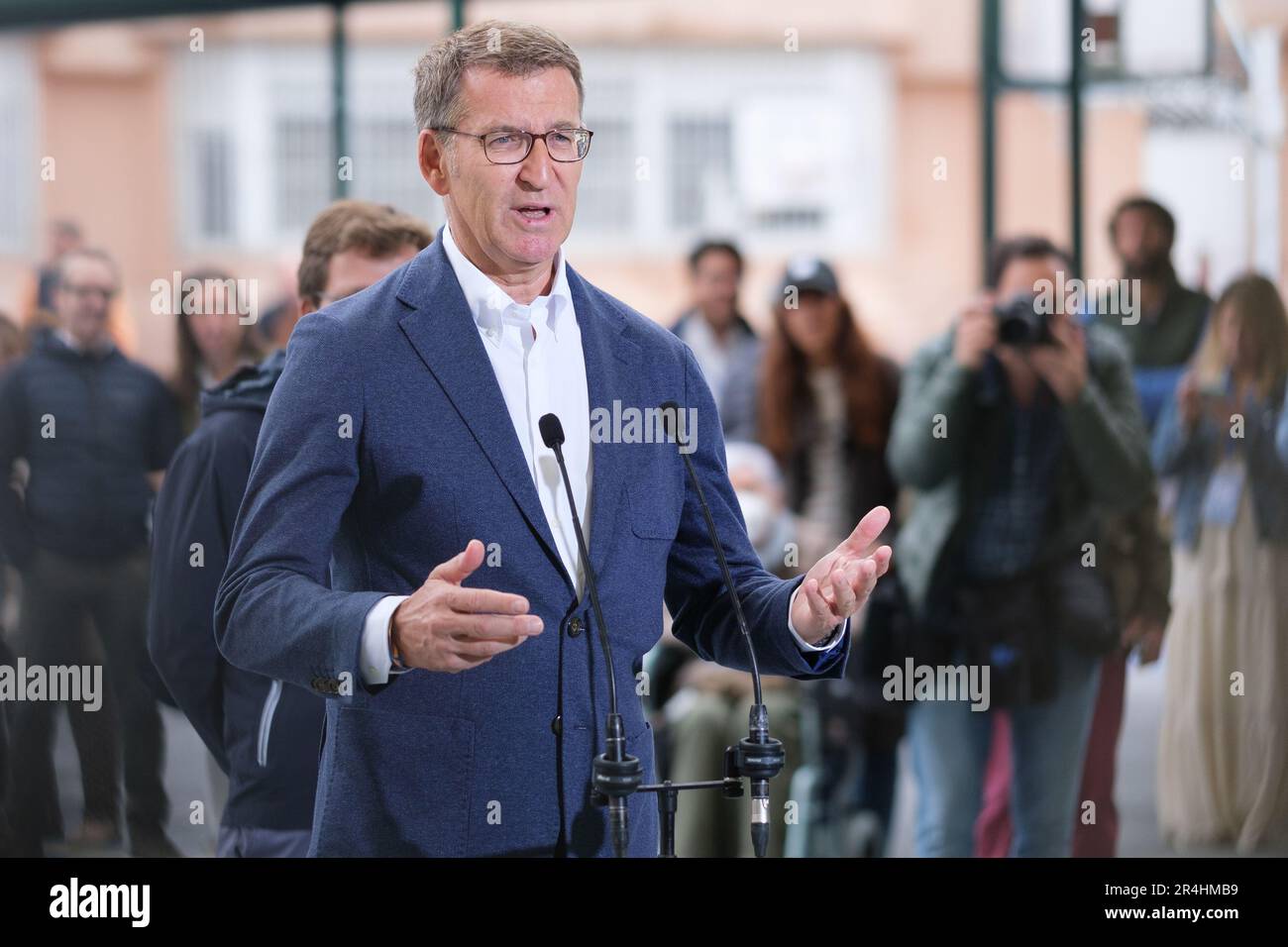 Madrid, Spagna. 28th maggio, 2023. Presidente del Partito popolare (PP), Alberto Nuñez Feijoo consegna un discorso dopo aver espresso il suo voto al seggio della Scuola Ramiro de Maeztu durante le elezioni comunali spagnole del 2023. Oggi, nel 28M, si tengono elezioni comunali in un totale di 8.131 consigli comunali e elezioni regionali in 12 comunità autonome. Nelle elezioni comunali 35.414.655 votanti potranno votare e nelle elezioni autonome 18.382.505 votanti potranno votare. Credit: SOPA Images Limited/Alamy Live News Foto Stock