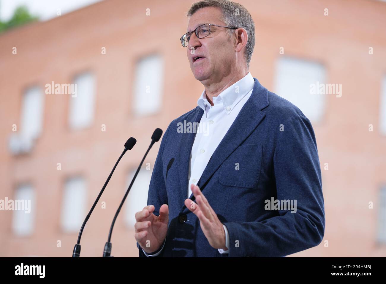 Madrid, Spagna. 28th maggio, 2023. Presidente del Partito popolare (PP), Alberto Nuñez Feijoo consegna un discorso dopo aver espresso il suo voto al seggio della Scuola Ramiro de Maeztu durante le elezioni comunali spagnole del 2023. Oggi, nel 28M, si tengono elezioni comunali in un totale di 8.131 consigli comunali e elezioni regionali in 12 comunità autonome. Nelle elezioni comunali 35.414.655 votanti potranno votare e nelle elezioni autonome 18.382.505 votanti potranno votare. Credit: SOPA Images Limited/Alamy Live News Foto Stock