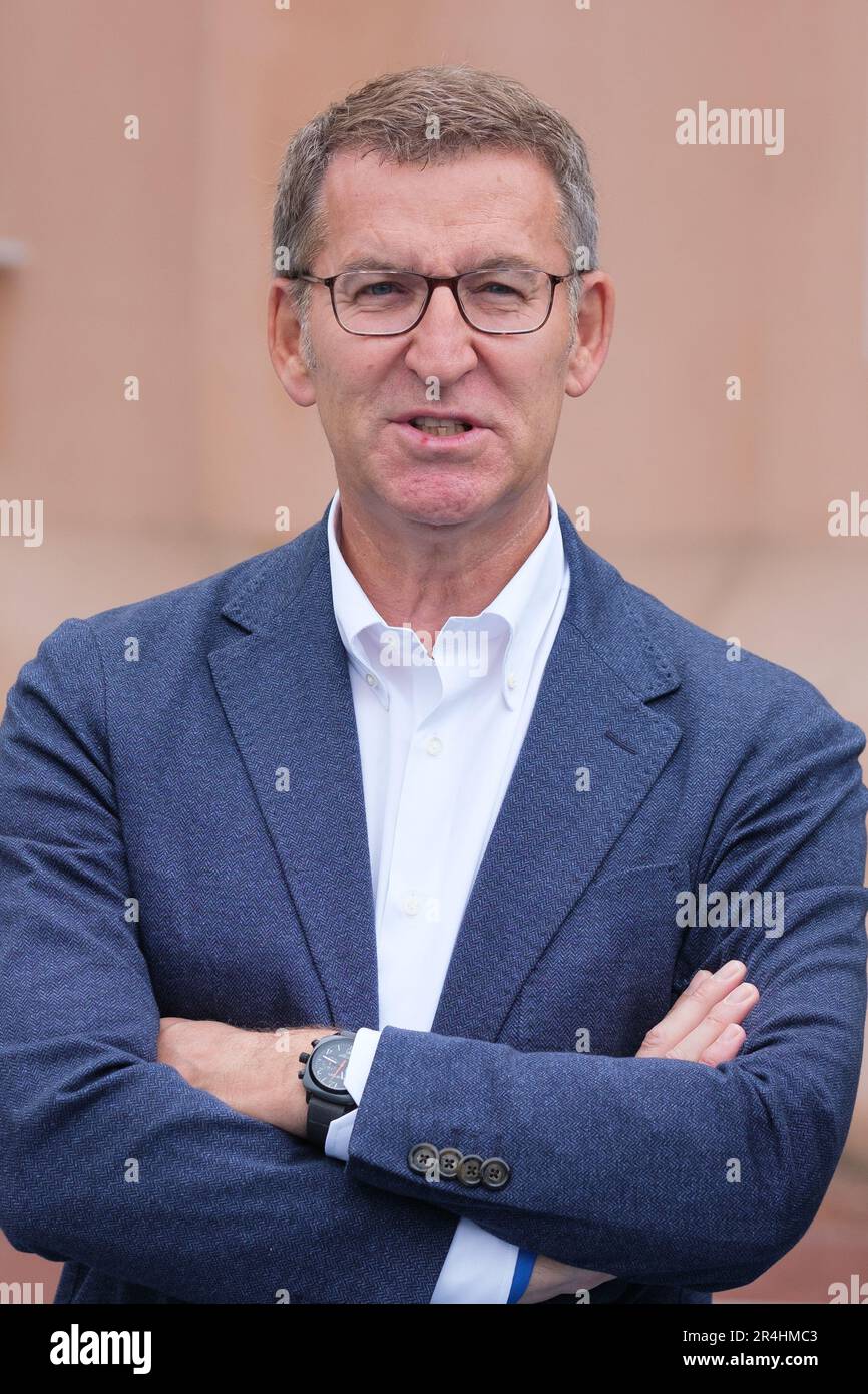 Madrid, Spagna. 28th maggio, 2023. Presidente del Partito popolare (PP), Alberto Nuñez Feijoo visto dopo aver espresso il suo voto al Ramiro de Maeztu School seggio durante le elezioni comunali spagnole del 2023. Oggi, nel 28M, si tengono elezioni comunali in un totale di 8.131 consigli comunali e elezioni regionali in 12 comunità autonome. Nelle elezioni comunali 35.414.655 votanti potranno votare e nelle elezioni autonome 18.382.505 votanti potranno votare. Credit: SOPA Images Limited/Alamy Live News Foto Stock