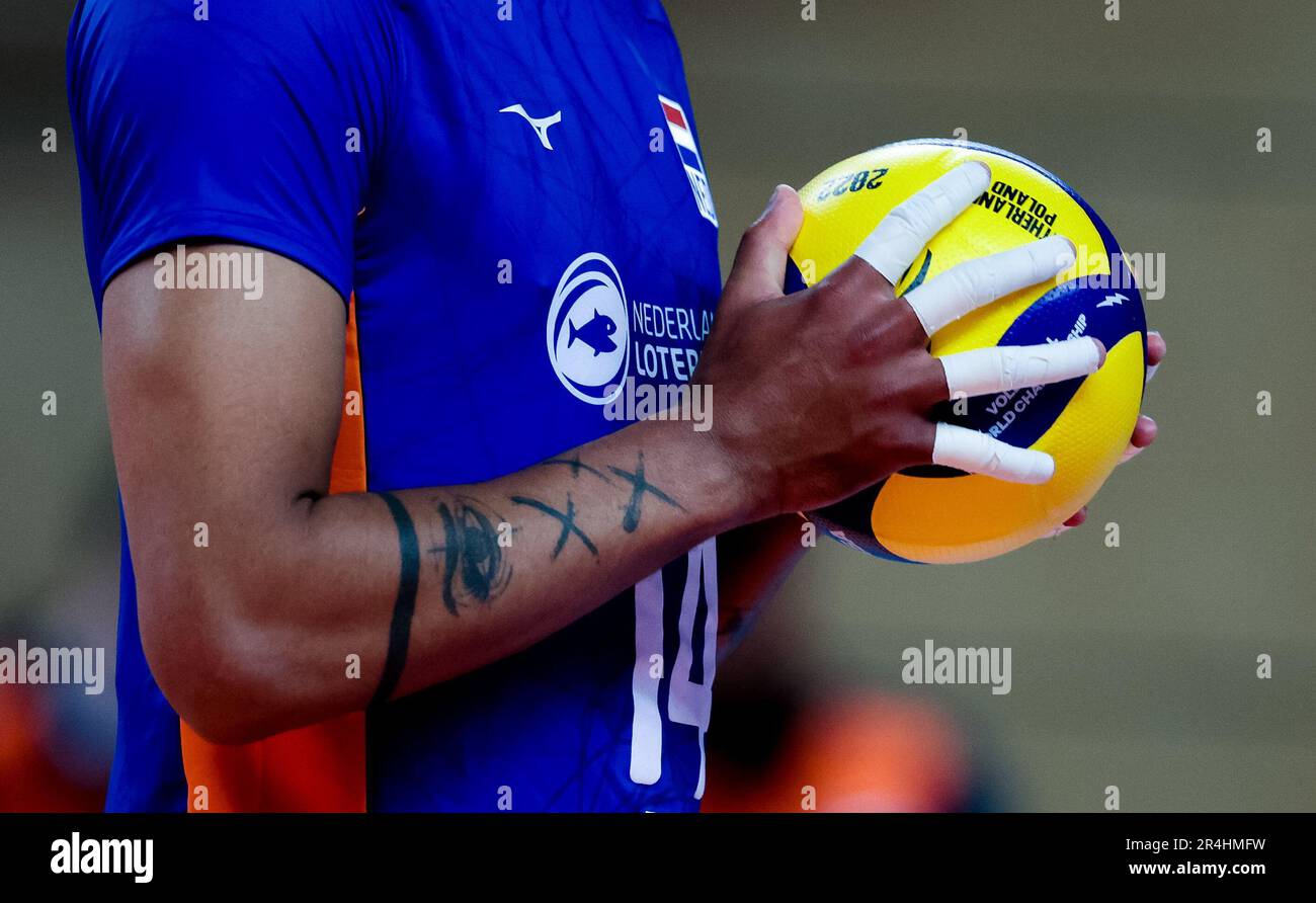 ZWOLLE - Nimir Abdelaziz (l) di TeamNL Pallavolo uomini durante la partita amichevole contro la Slovenia nel Landstede Sportcentrum. I giocatori di pallavolo olandesi giocano la partita in preparazione alla Volleyball Nations League, che si disputerà a Rotterdam dal 20 al 25 giugno. ANP IRIS VANDEN BROEK Foto Stock