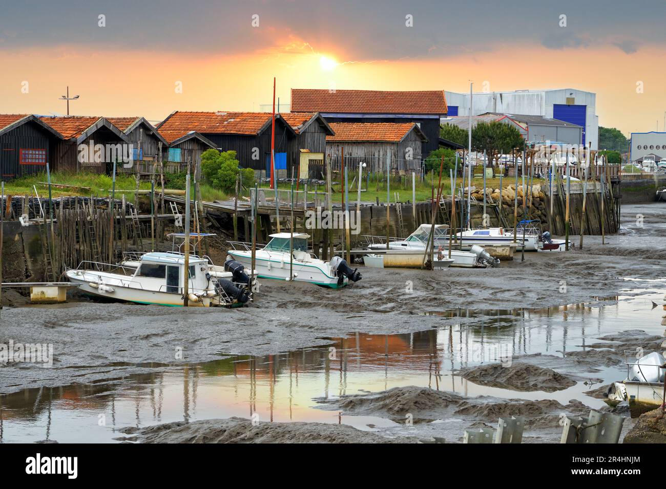 Vista della città (comune) di Gujan-Mestras alla bassa marea dell'Oceano Atlantico nella baia di Arcachon al mattino presto. L'acqua dell'oceano si è ritirata dal b Foto Stock