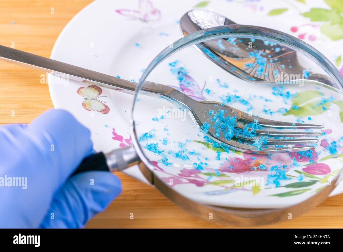 Problema di plastica, particelle di plastica negli alimenti, aria e acqua, concetto, inquinamento ambientale, problemi di salute Foto Stock