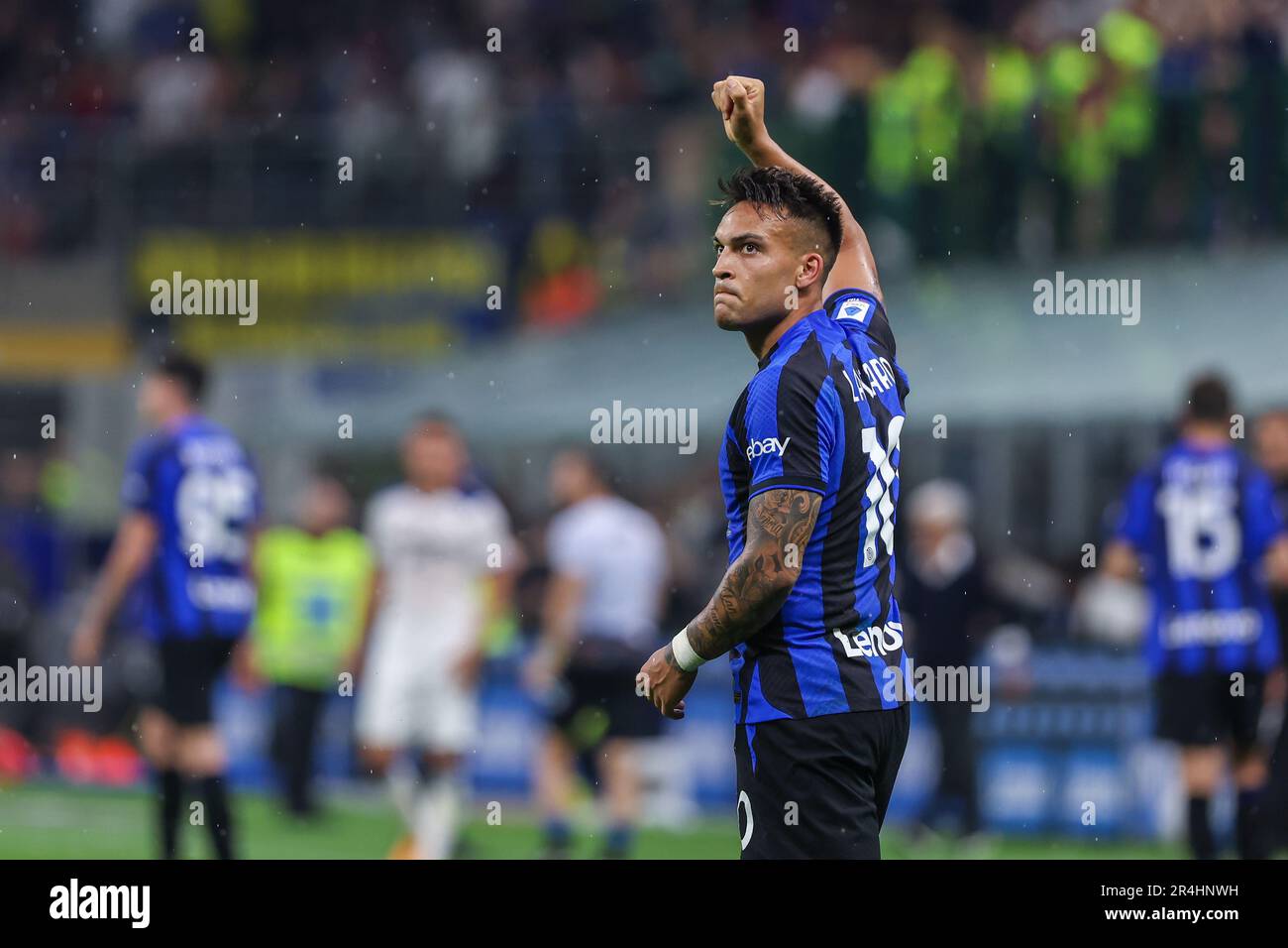 Lautaro Martinez del FC Internazionale celebra dopo la Serie Una partita di  calcio 2022/23 tra Inter e Atalanta allo Stadio Giuseppe Meazza. Punteggio  finale; Inter 3:2 Atalanta Foto stock - Alamy