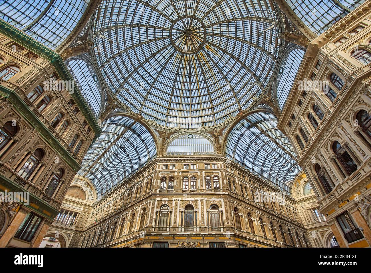 Napoli, Italia - 24 ottobre 2019: Galleria Vittorio Emanuele a Napoli. Napoli è la capitale della regione Campania, Italia Foto Stock