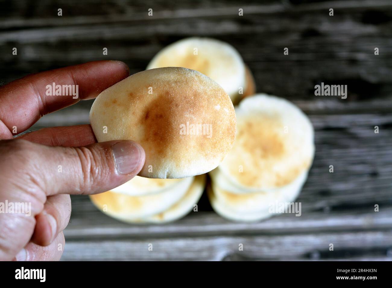 Mini tradizionale Shami pane piatto con grano e farina, piccolo Aish Shamy o piccolo pita pane cotto in forni estremamente caldi, è il risultato di un mixtu Foto Stock