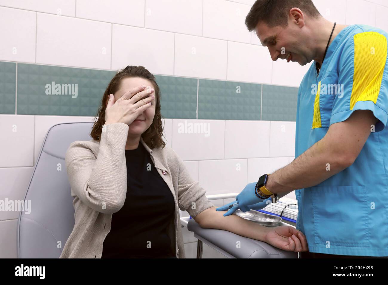 Il medico prende il sangue dal paziente in clinica Foto Stock