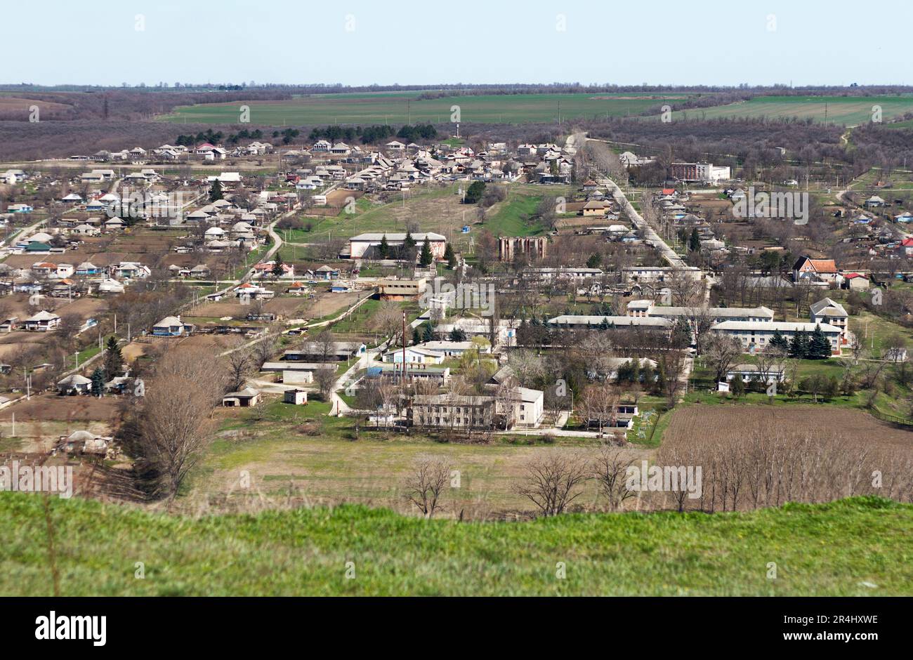 Paesaggio, infrastrutture di sobborgo, casa e strada sullo sfondo di campi Foto Stock