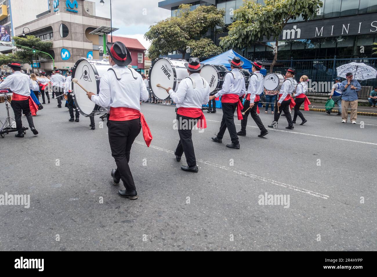 Batteristi in una parata a San José, Costa Rica. Foto Stock