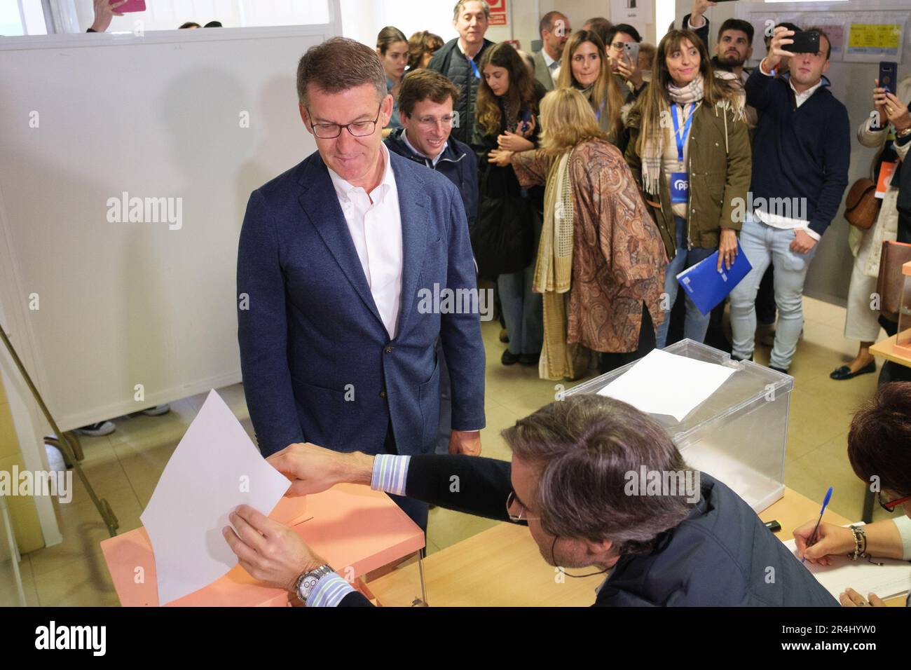 Madrid, Spagna. 28th maggio, 2023. Presidente del Partito popolare (PP), Alberto Nuñez Feijoo si prepara a votare presso il seggio della Scuola Ramiro de Maeztu durante le elezioni comunali spagnole del 2023. Oggi, nel 28M, si tengono elezioni comunali in un totale di 8.131 consigli comunali e elezioni regionali in 12 comunità autonome. Nelle elezioni comunali 35.414.655 votanti potranno votare e nelle elezioni autonome 18.382.505 votanti potranno votare. (Foto di Atilano Garcia/SOPA Images/Sipa USA) Credit: Sipa USA/Alamy Live News Foto Stock