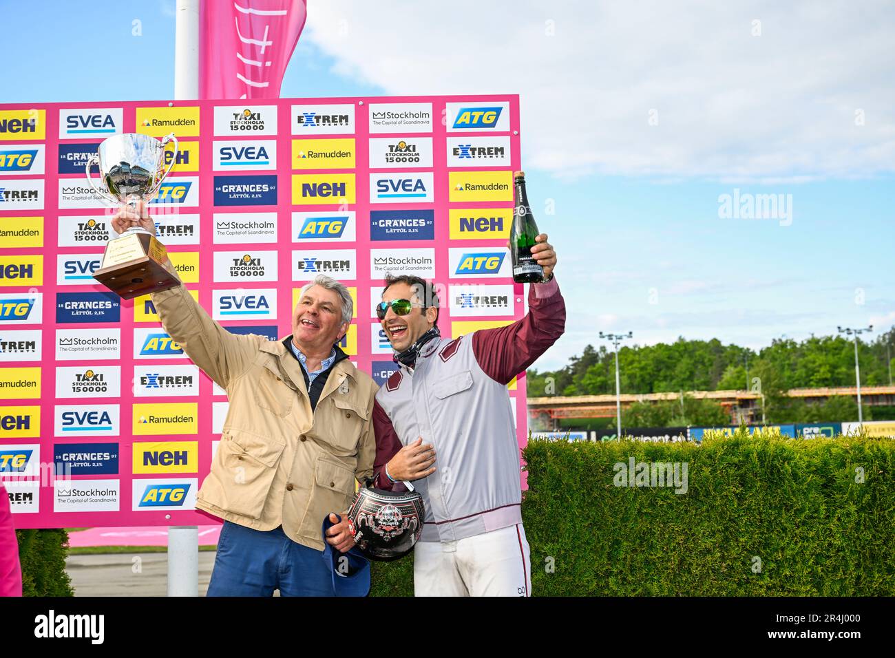 Il cavallo francese Hohneck con il driver Gabriele Gelormini ha vinto Elitloppet 2023 all'ippodromo di Solvalla a Stoccolma, Svezia. 28th maggio, 2023. Allenatore e proprietario è Philippe Allaire.Photo: Pontus Lundahl/TT/code 10050 Credit: TT News Agency/Alamy Live News Foto Stock
