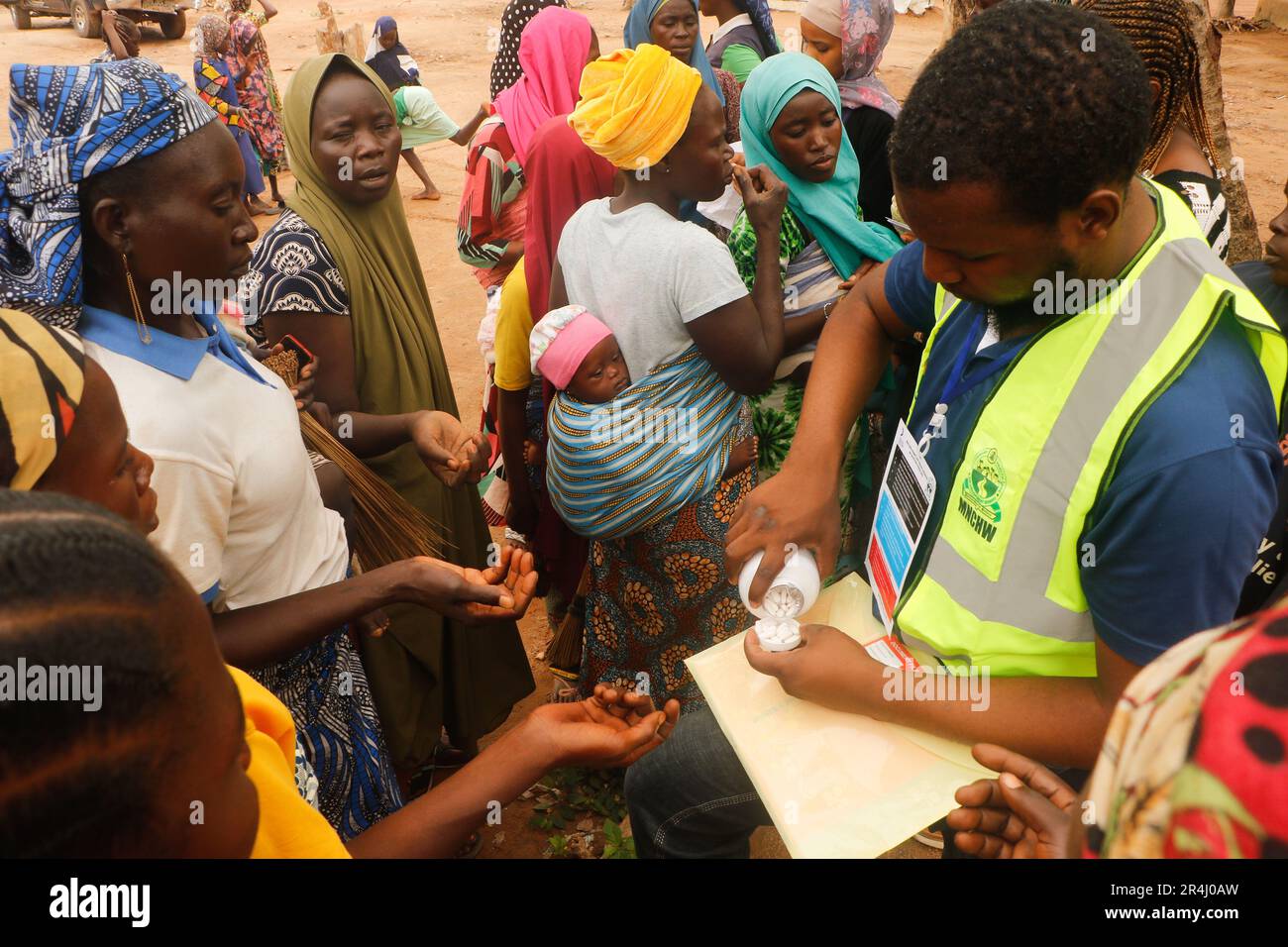 Le persone sono viste ricevere assistenza medica gratuita in un rifugio di fortuna al campo IDP Durumi di Abuja. Il campo IDP di Durumi ospita oltre 2.000 sfollati interni. Le persone sfollate sono riparate nei campi a causa dell'insurrezione nelle province nordorientali della Nigeria, che continua ad aumentare ogni giorno. Nigeria. Foto Stock