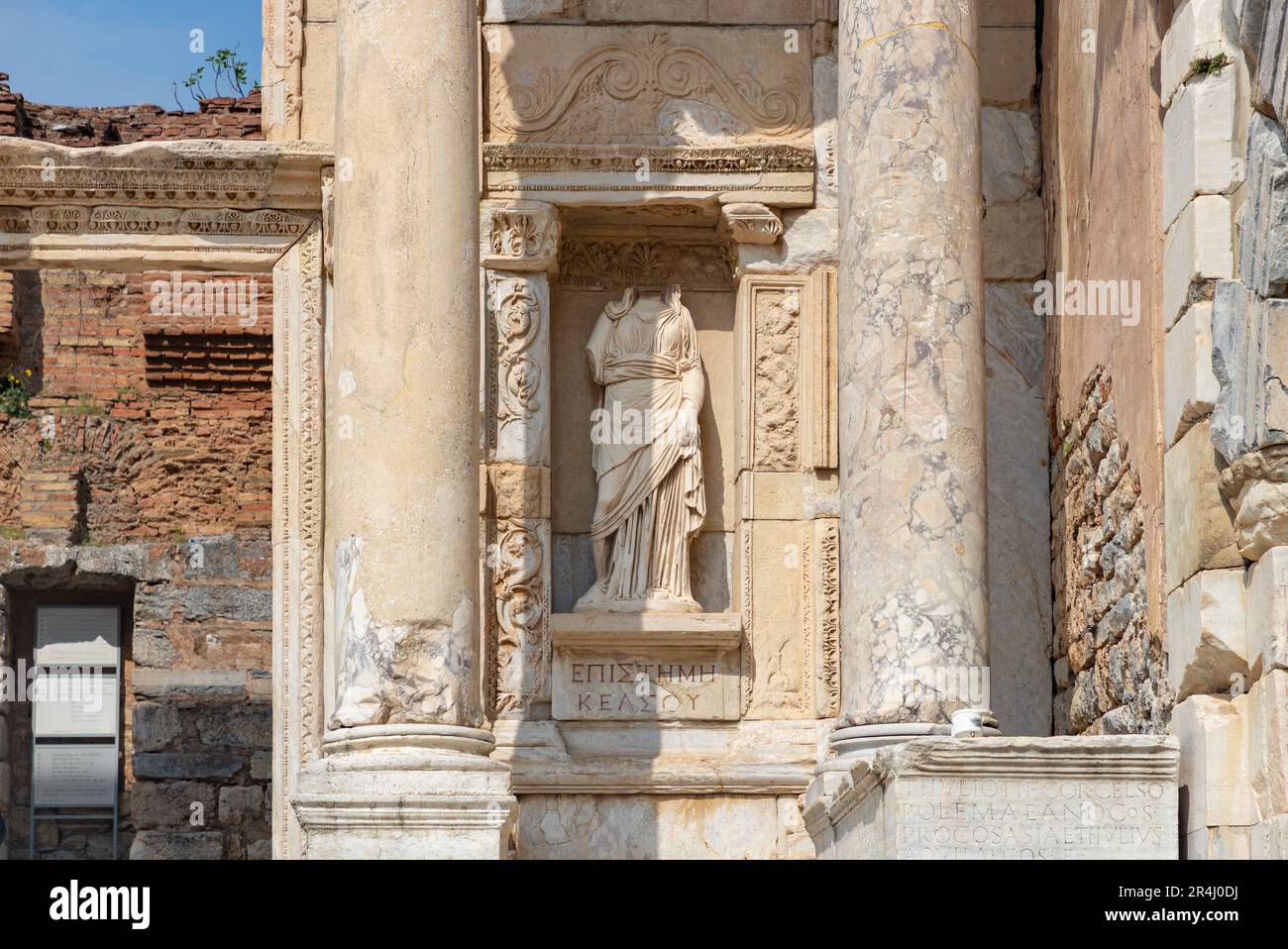 Una foto della statua di Ennoia sulla Biblioteca di Celso nella Città Antica di Efeso, raffigurante il pensiero. Foto Stock