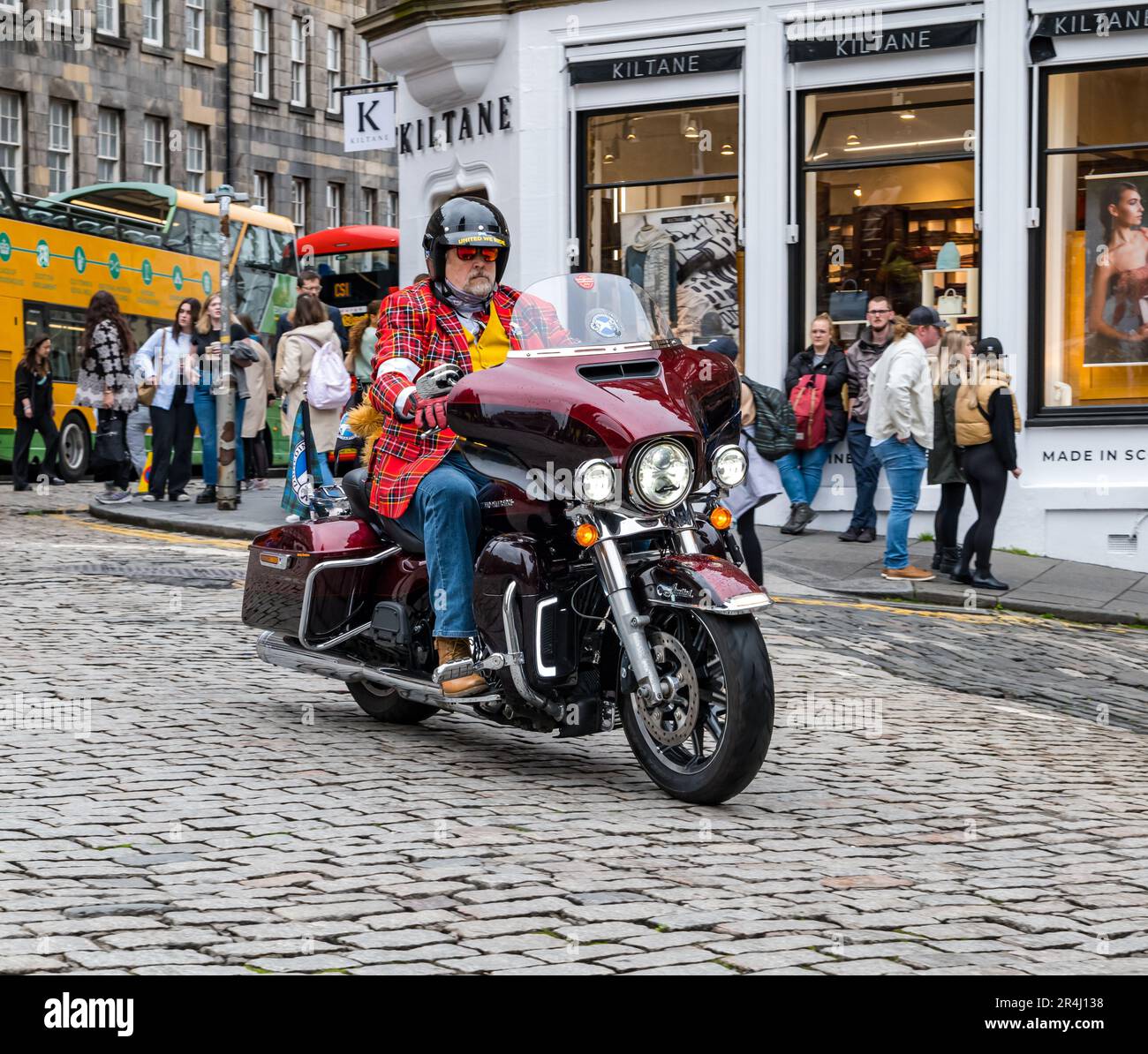 Uomo alla guida di una moto classica in Distinguished Gentlemen's Ride, Royal Mile, Edimburgo, Scozia, Regno Unito Foto Stock