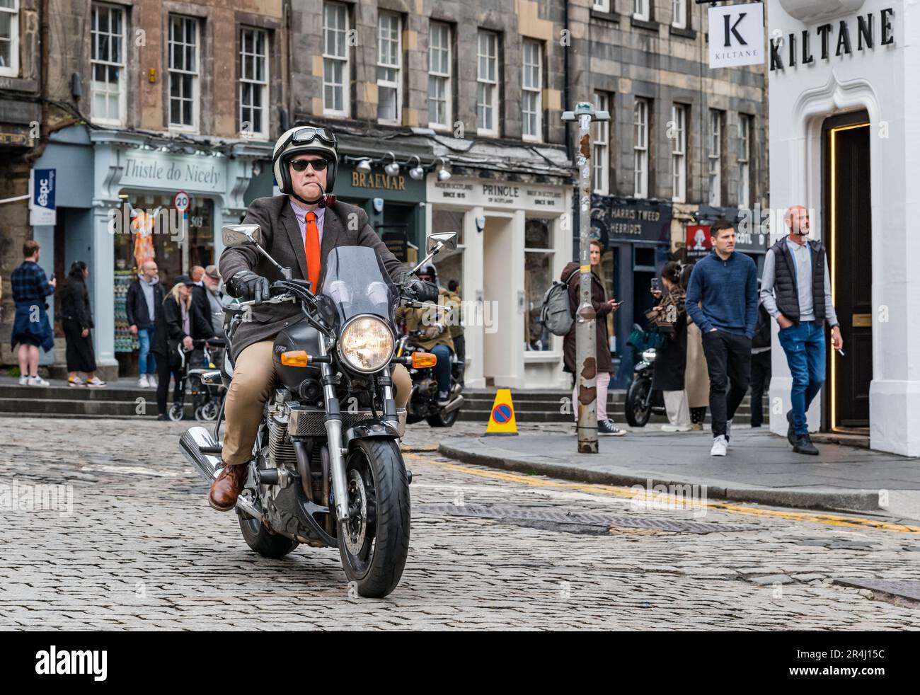 Uomo alla guida di una moto classica in Distinguished Gentlemen's Ride, Royal Mile, Edimburgo, Scozia, Regno Unito Foto Stock