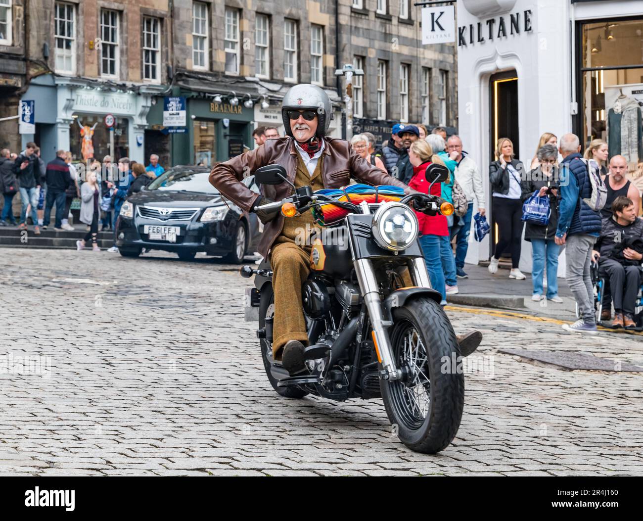 Uomo alla guida di una moto classica in Distinguished Gentlemen's Ride, Royal Mile, Edimburgo, Scozia, Regno Unito Foto Stock
